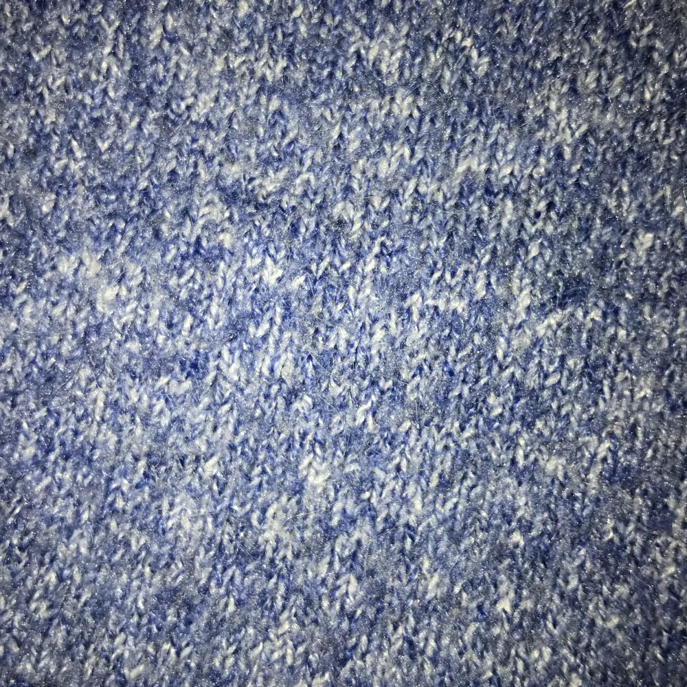 En mörk blå stickad tröja från vero moda💙andvänd 3/4 gånger, jätte bra skick!. Stickat.