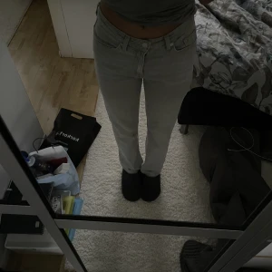 Weekday jenas mid waist - Ett par ljusgråa jeans i modellen voayage från Weekday Jättebra skick, säljer då jag inte använder dem längre