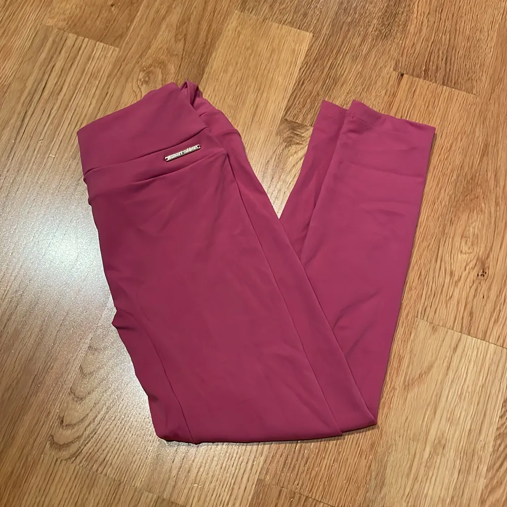 Fina rosa Gymshark x Whitney Simmons leggings i jätteskönt material!💖Som helt nya, använt enbart 1-2 gånger. Övrigt.