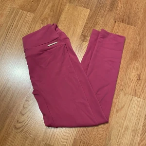 Gymshark tights - Fina rosa Gymshark x Whitney Simmons leggings i jätteskönt material!💖Som helt nya, använt enbart 1-2 gånger
