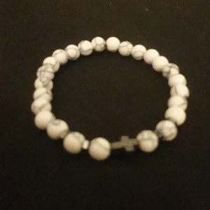 Pärlarmband kors - Köpte ett pärlarmband med kors på fast var lite för stor, har också en i orange/brun. Pris kan diskuteras 