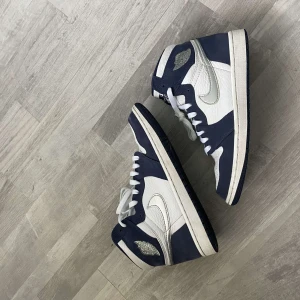 Jordan 1 skor - Jordan 1 High Midnight Navy! Storlek 42,5 i fint skick (8-9/10). Får med blåa och vita snören + ett kitt för att tvätta skorna!