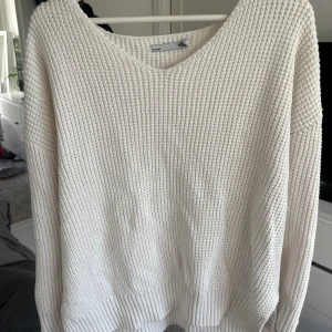 Vit stickad tröja - Säljer för att den är för stor för mig och därav inte kommer till användning 🤍