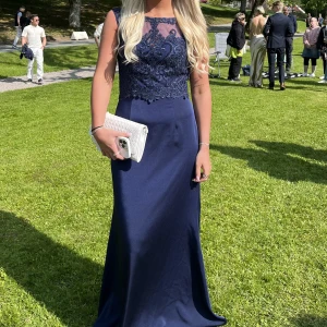 Balklänning - Säljer min älskade bal klänningen endast använd 1 gång.  Köpt för 2000kr Storlek 12 men ja är en s och den passade bra va kanske lite stor så skulle säga att de är en S/M