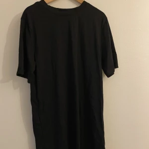 Klänning  - T-shirt klänning från Even & Odd. Oanvänd