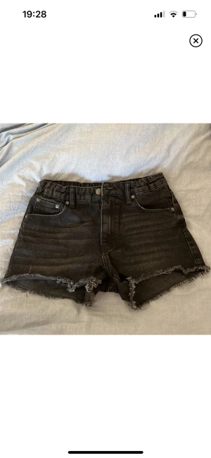 Svarta jeansshorts - Svarta jeansshorts från gina tricot! stl 158💕 justerbara i midjan