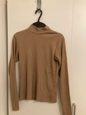 Långärmad tröja - Två stycken långärmade tröjor som har en lite längre hals. Båda är i storlek Xs och är använd några fåtal gånger. (Säg till om du endast vill köpa en av dem)  Den ljusbruna har en lite tjockare material än den vita, tighta och båda är i nyskick💗