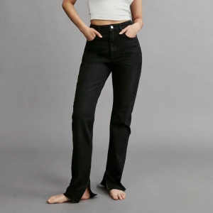 High waist slit jeans ginatricot  - Ginatricots populära high waist jeans med slit, slutsålda.  Storlek 34