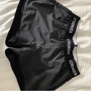 Limited edition träningsshorts från Stronger i storlek S. Använda ett par gånger men finns inga defekter. Säljer då dom inte kommer till användning, skriv för mer bilder!