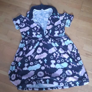 Kawaii klänning med monster tryck - Finns 2 fickor på framsidan