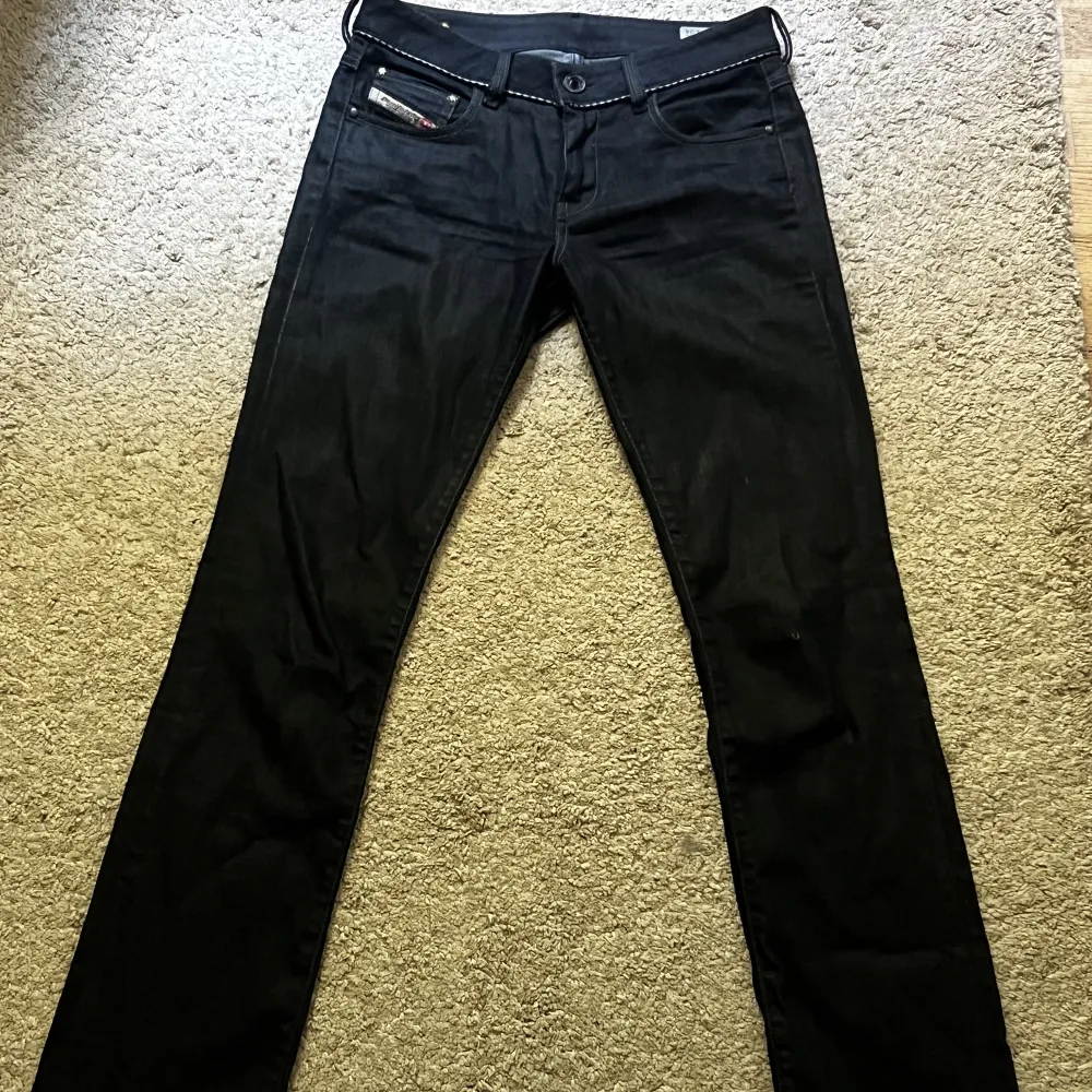 Lågmidjade mörkblå diesel jeans Mått tvärs över midjan: 41 cm Innerbenslängd: 86 cm. Jeans & Byxor.