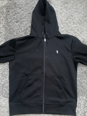 Ralph lauren zip hoodie - Nypris 1800kr. Så gott som ny, inga tecken på användning. Storlek L. Gillar ni ej priset kan ni skicka meddelande så kan vi komma överens om något! 