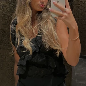 Stickad topp - Köpt från zara för 1 månad sen. Endast använd en gång så den är i nyskick.   Storlek L men passar s-m också!  Ny pris 329kr