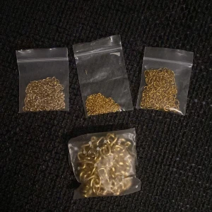 Guldkedja - Säljer ett pack med 4 guldkedjor i olika storlekar (inte riktigt guld) det går att köpa styckvis men då diskuteras priset! 