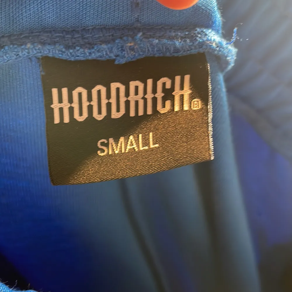 Ett par blåa Hoodrich byxor small köpt online använda 1 gång original pris 1000-800 . Jeans & Byxor.