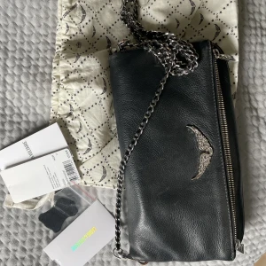 Äkta Zadig Voltaireväska  - Säljer min fina Zadig Voltaireväska i mellan storleken. Äkta. Finns dustbag till den och taggar från Zadig.  Kan även tänka mig byta mot Kurt Geiger väska om någon har i svart eller grönt. 