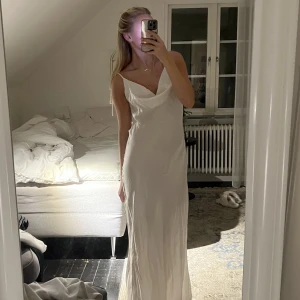 rat and boa klänning  - säljer nu min vita rat and boa klänning som aldrig är använd, så lappen sitter kvar! jag är 169 och den går ner till golvet☀️köpt för 2700kr!