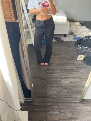 Randiga kostymbyxor  - Randiga kostymbyxor ifrån maskade. Säljer då de är alldeles för stora för mig. Använda två tre gånger men är i bra sick. 