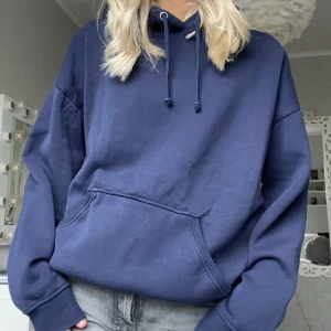 Marinblå hoodie💙💙 - Supersnygg marinblå hoodie från bikbok, nypris 399kr🤩🙈