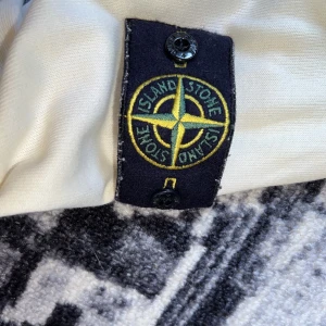 Stone island tröja - Fin stone island tröja skick 8/10 då lite missfärgad annars funkar felfritt med dragkedja samt knappar. Sitter bra 