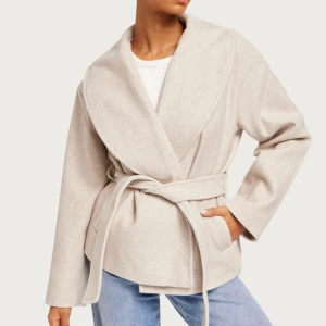 Kort kappa - Säljer min beiga kappa från Vero Moda. Den är helt oanvänd och lappen sitter kvar. 