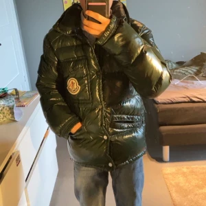 Moncler k2 down jacket - Säljer min moncler k2 då jag inte använder den, den är helt äkta har kvitto från gramsmarket jag fick 50% på den så köpte den för 2995kr kvitto på bild 3, mvh Ralph. Kan snacka om pris 