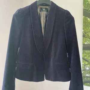 Filippa K kavaj lila sammet - Filippa K kavaj i lila sammet, fint skick. Storlek L men skulle snarare säga M. 