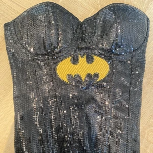 Corset Batwoman  - UUUURRR snygg svart glittrig batmam corset i storlek M. Perfekt för haloween och haloweeen fester. Den är helt ny ( köpt från London ) för nästan 400kr och jag har aldrig andvänt den eftersom den tyvärr inte passar mig🥲 kolla tiktok: plickselling för mer 