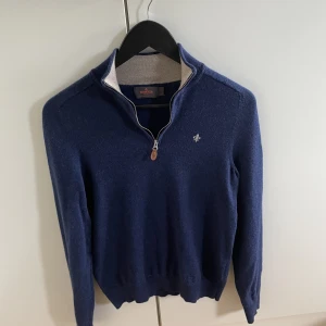 Morris halfzip 100% marinoull  - Säljer en Morris halfzip i 100% marinoull! Den är i väldigt bra skick! Endast använd en 1 gång!  Hör gärna av dig om du har frågor!