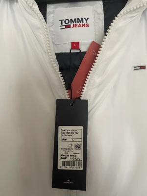 Vinter jacka  - Säljer en helt ny Tommy Hilfiger vinter jacka  Köpte förra året men kom aldrig till användning.  Storlek L   Finns i Göteborg nära östra sjukhuset   Prislappen är på 😉 