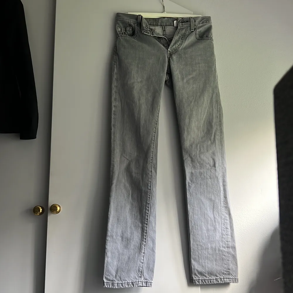 Ett par skit snygga gråa Levi’s jeans som är raka som är tyvärr för små för mig därför säljer jag dem💘. Jeans & Byxor.