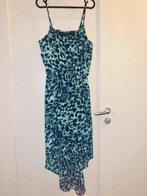 Leopardmönstrad blå klänning - Klänningen är i bra skick! Den är vacker och förtjänar en chans att bäras om och om igen. Priserna kan förhandlas!