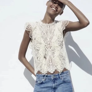 Säljer denna super populär blusen från zara - Säjer den här populära blusen från zara som inte finns kvar på hemsidan, har använt ett fåtal gånger säljer på grund av att den inte kommer till användning. Storlek M men passar även S och XS pris kan diskuteras 