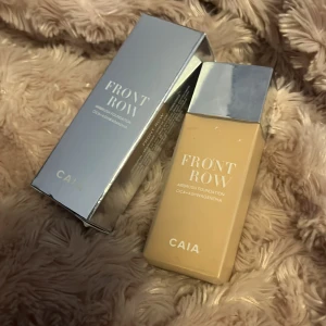 Caia front row foundation  - Jätte fin lätt täckning färg 1W helt ny bara testad. Jättebra! Köpt för 345kr säljs för 300kr (säljs då de är fel färg) 