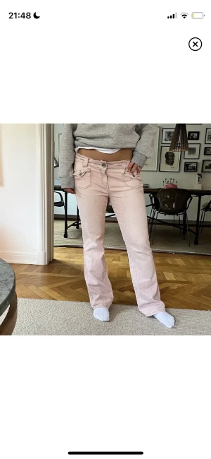 Rosa jeans💓 - Innerbenslängd: 81 cm, midjemått 90 cm❣️