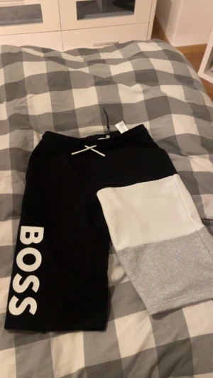 Helt nya boss shorts från nk - Säljer dessa då dom inte hann användas under sommaren och dom bara tar plats. Dom är köpta  på nk i Stockholm och är i hur fint skick som helst. 