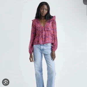 Bikbok blus - Original pris 350kr säljer för 200kr. Skriv för frågor eller egna bilder