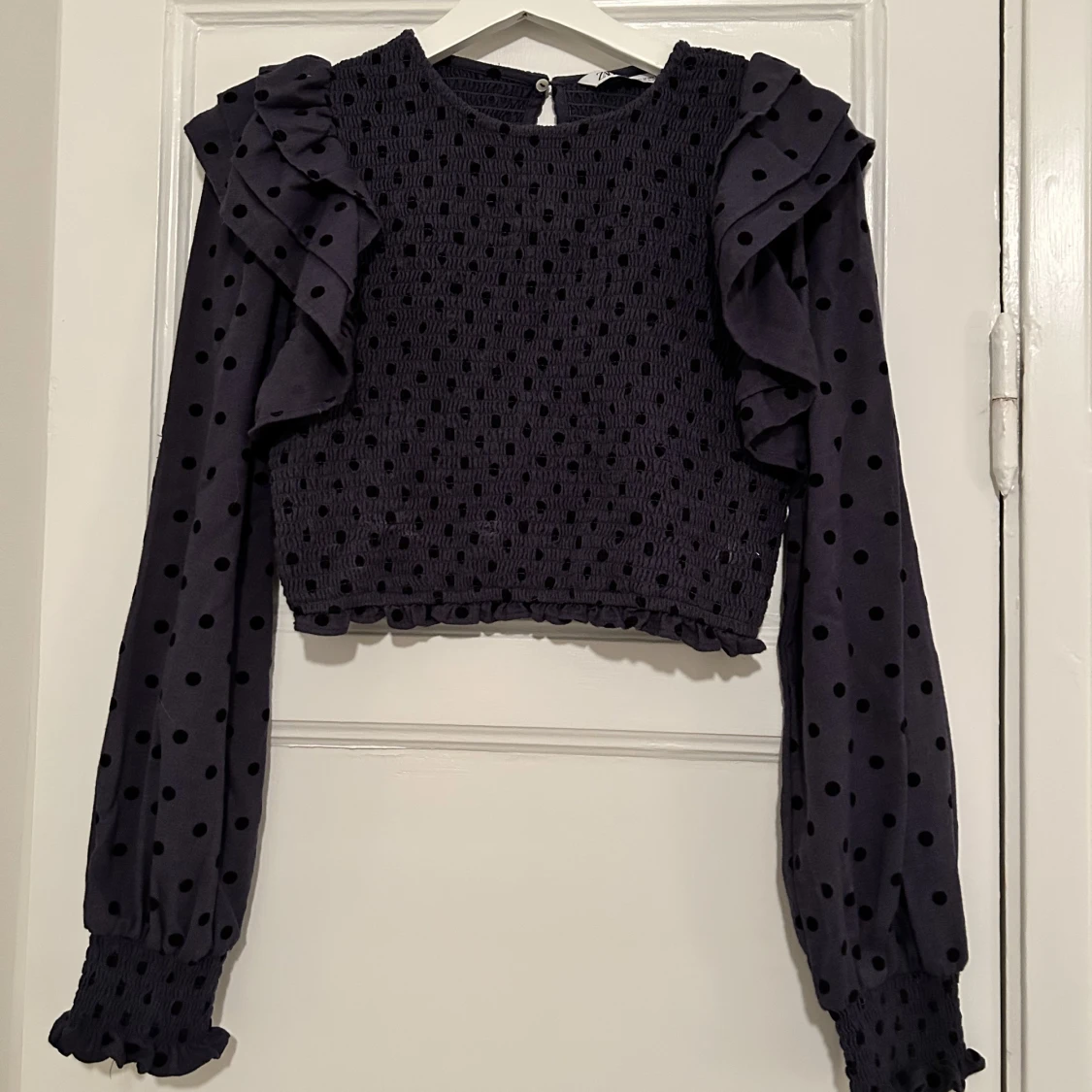 Prickig topp med volang - 90