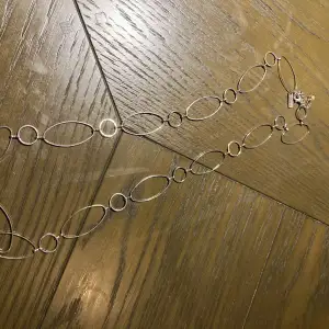 Längre halsband med ovala ringar 