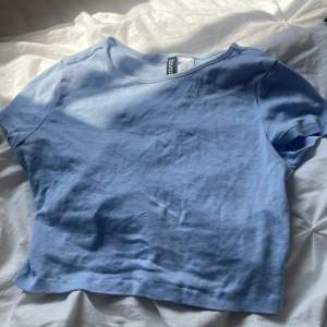 Ljusblå t-shirt med lite öppen rygg från HM Diveded storlek XS, använd ett fåtal gånger
