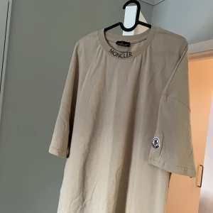 Monckler t-shirt  - Storlek M helt ny 