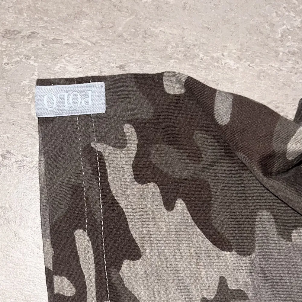 Kamouflage pike från Ralph Lauren i storlek M men sitter som en oversized. Skickar bild med den på om det behövs. I bra skick utan hål eller nått sånt.  . Toppar.