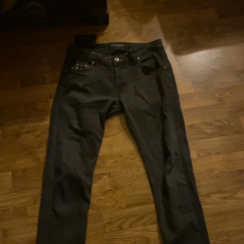 Ett par äkta Philipp Plein jeans, ända negativa är att en av skallarna i fickan har lossnat. Jeans & Byxor.