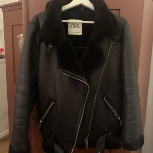Pälsjacka - Svart oversized pälsjacka (ej äkta) från Zara. Jag är en M i vanliga jackor för preferens🖤