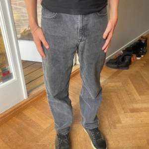 Feta gråa jeans i storlek 36, säljer för 200kr.