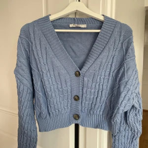 Kofta - Blå stickad kofta från nakd i lite kortare modell! Knappt använd så fint skick!🩵