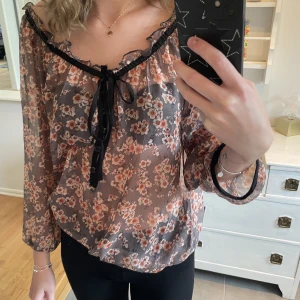 redoute creation blus🤩 - Säljer denna underbara blus från redoute creation som jag inte fått användning för. Hör av dig vid frågor🤍🤩