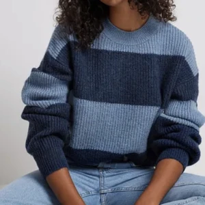 mysig tröja  - stickad tröja blå från nakd 