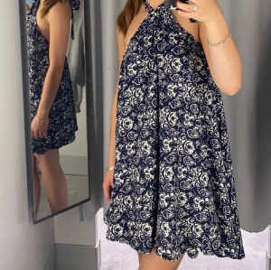 Klänning - Mönstradklänning från HM💙 aldrig använt. Knytning runt halsen. 