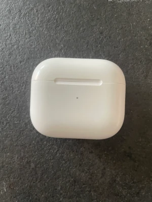 Airpods 3 SKAL - Airpods 3 bara skalet. Säljer för själva airpodsen har lagt av men skalet funkar felfritt